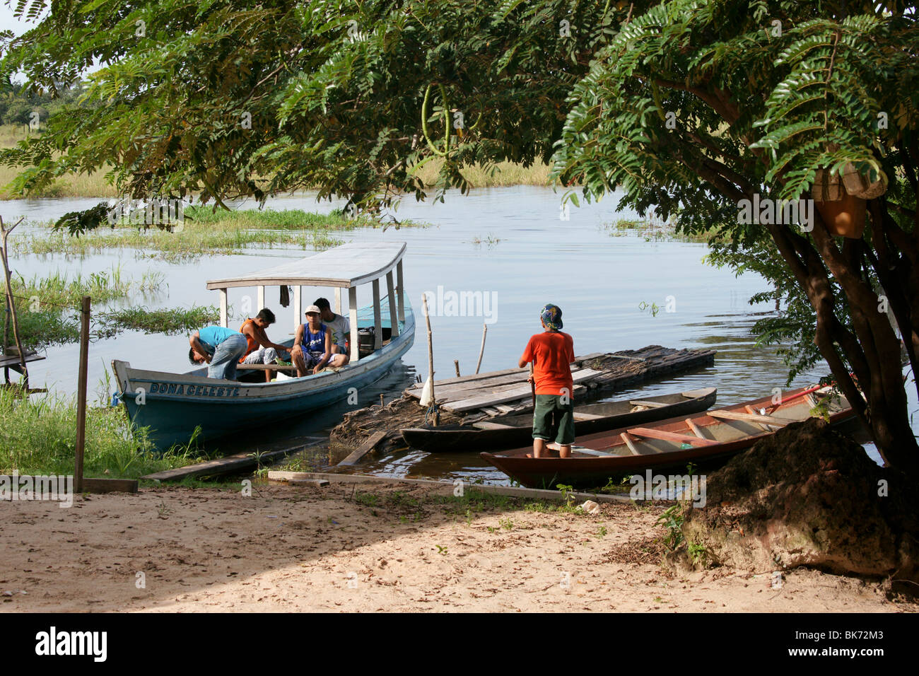 Amazonas - Ureinwohner mit Booten. Stockfoto