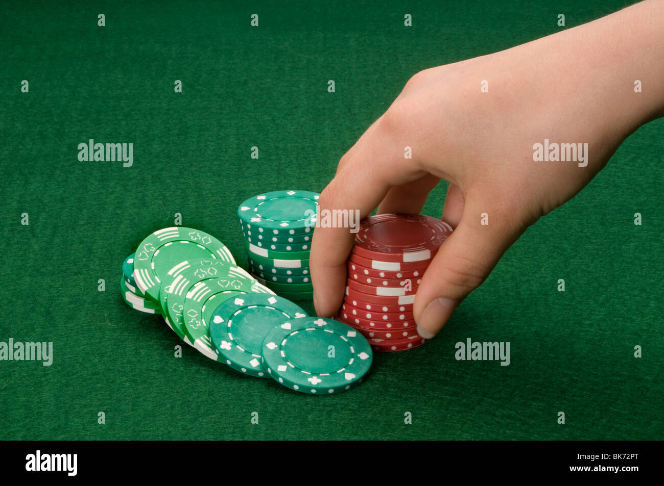 Hand hält Glücksspiel chips Stockfoto