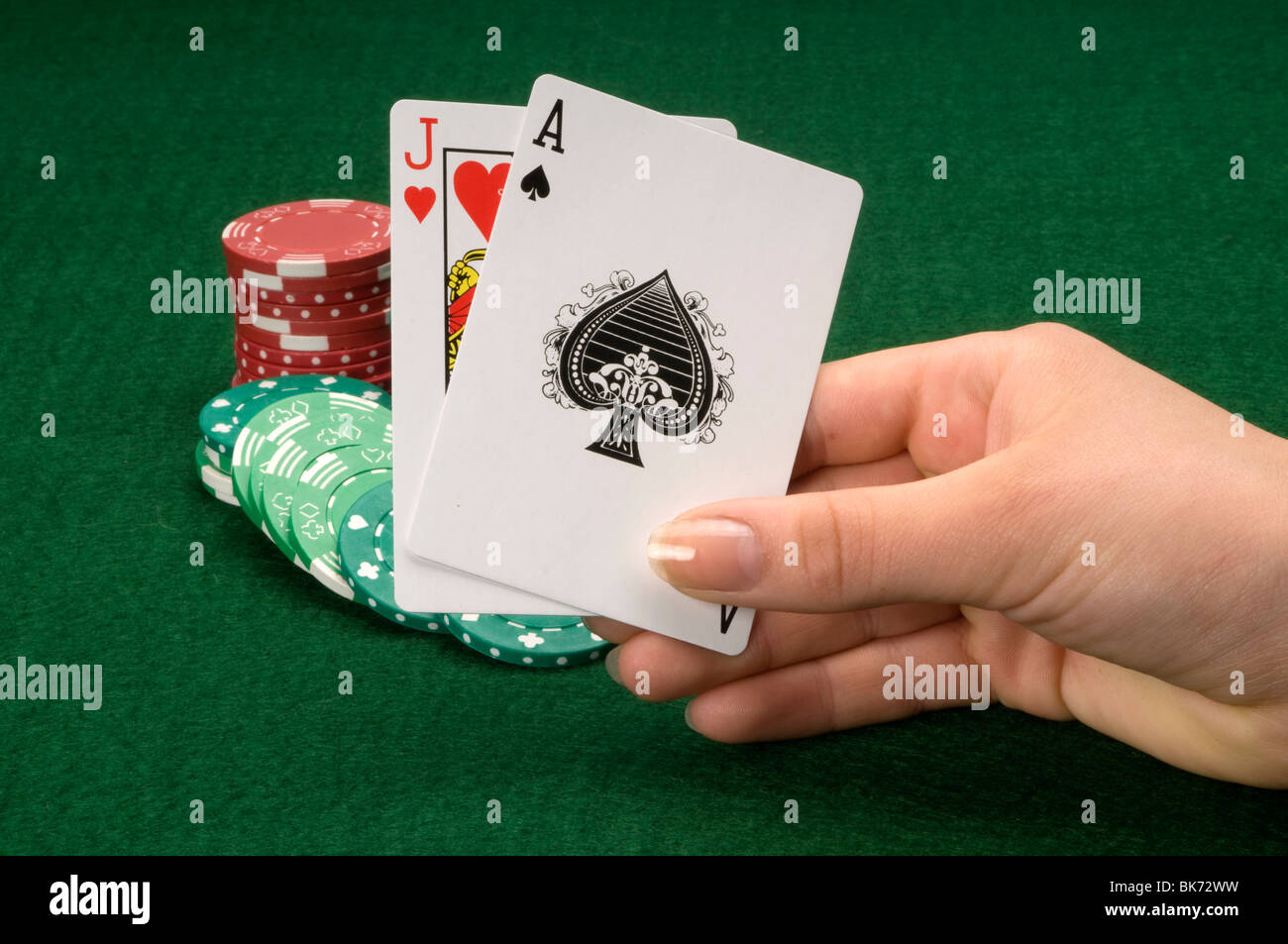 Hand mit Spielkarten Stockfoto