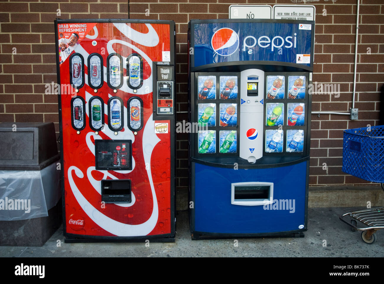 Pepsi-Cola und Coca-Cola-Automaten nebeneinander am Montag, 12. April 2010 in New York. (© Richard B. Levine) Stockfoto