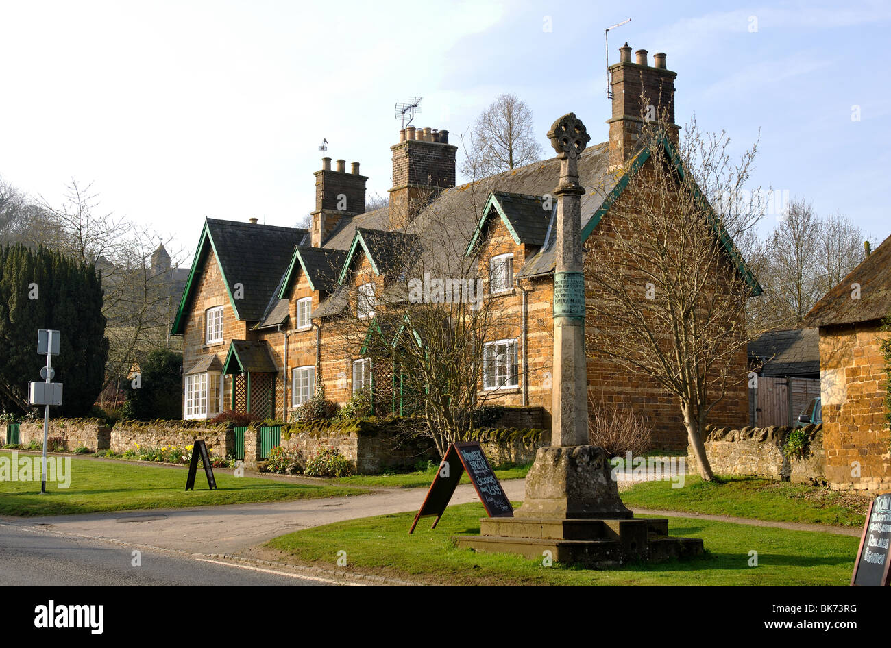 Dorfzentrum und Altmarkt überqueren, Rockingham, Northamptonshire, England, UK Stockfoto