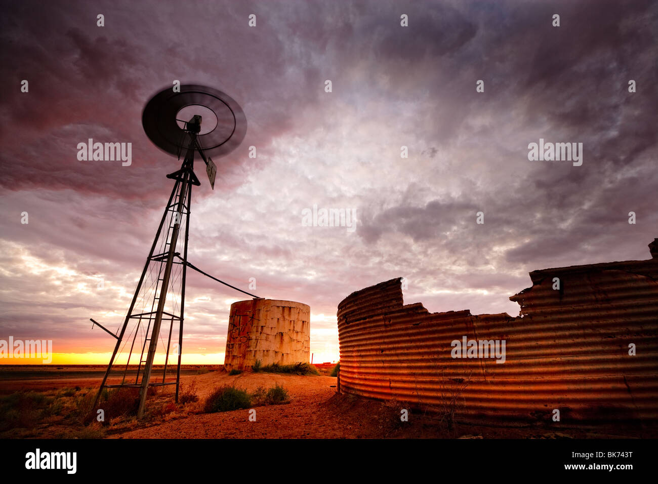 Alte Windmühle und Wassertanks in der Nähe von Heu, im äußersten Westen, New South.Wales. Stockfoto