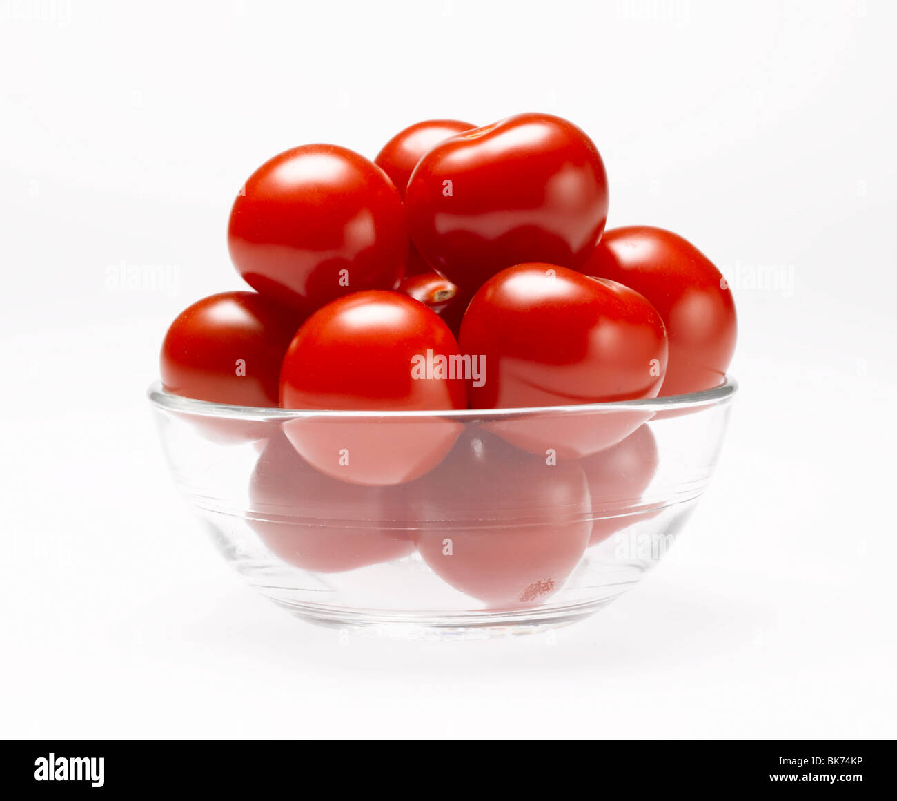 Cherry-Tomaten in Glasschüssel auf weißem Hintergrund Stockfoto