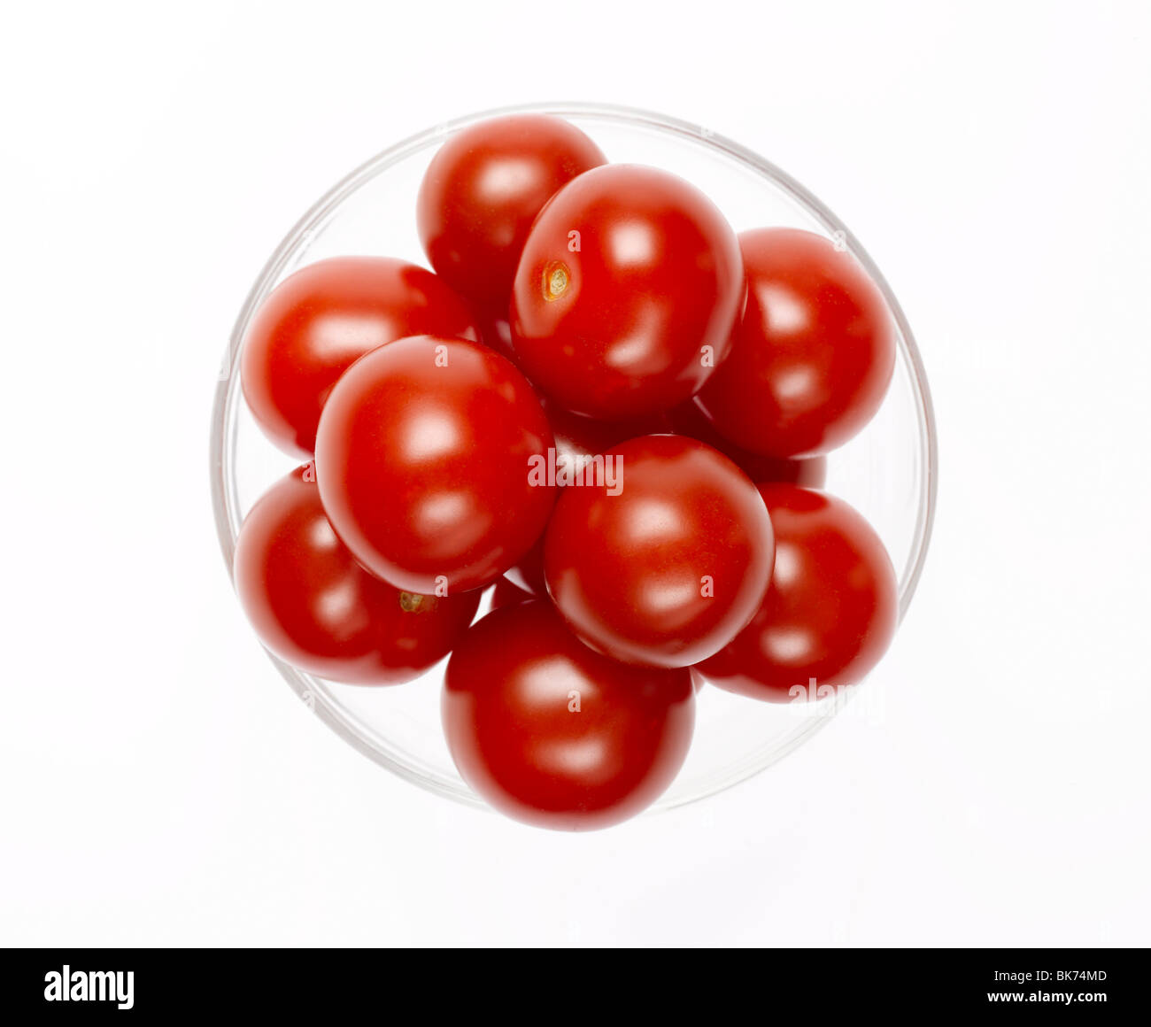 Cherry-Tomaten in Glasschüssel auf weißem Hintergrund Stockfoto