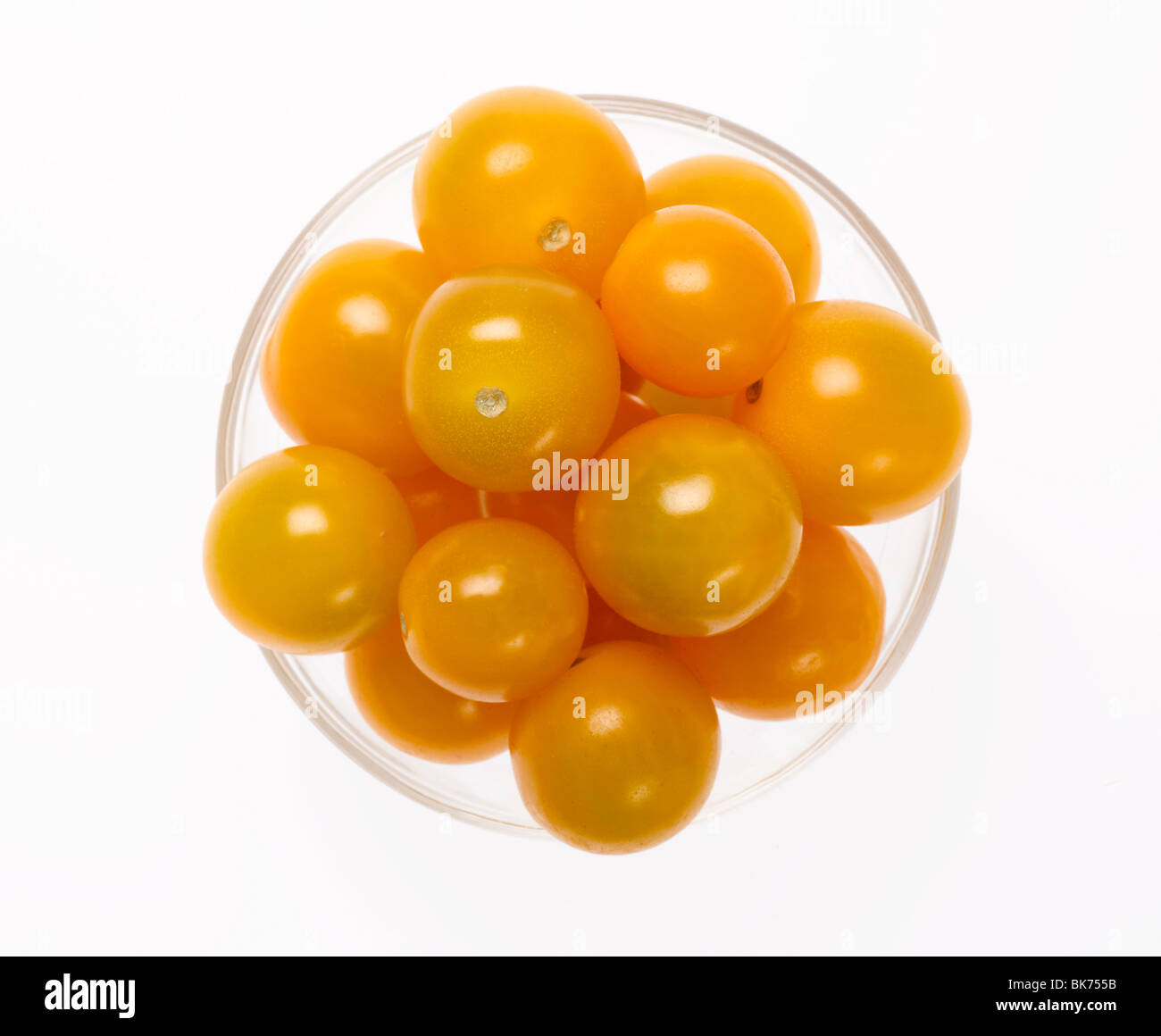 Cherry-Tomaten in Glasschale auf weißem Hintergrund Stockfoto