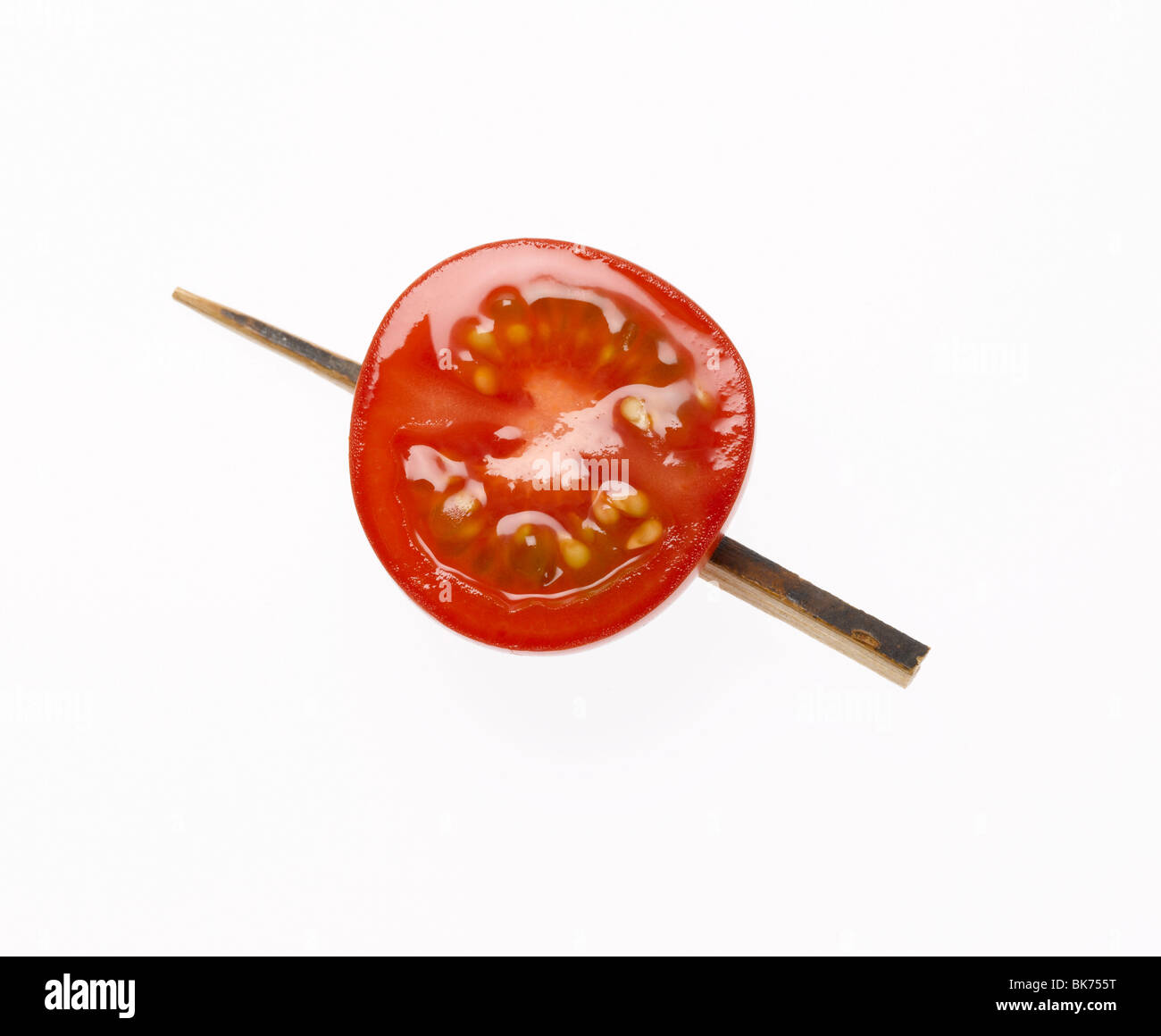 Red Cherry Tomate halb auf Zahnstocher Stockfoto