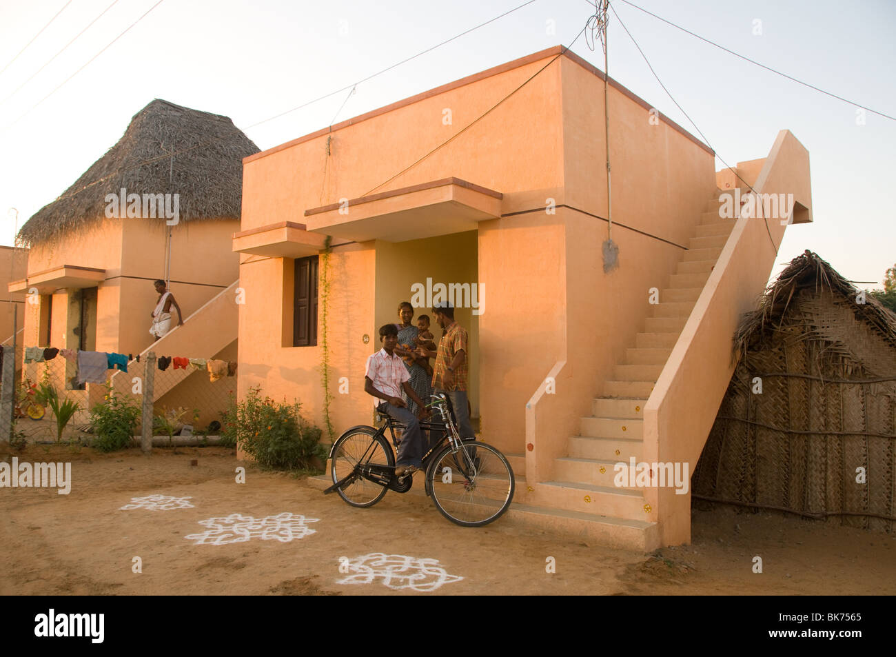 Dies ist ein Bild von einer Familie in einem Tsunami-Hilfe nach Hause nachdem das ursprüngliche Dorf weggespült wurde. Stockfoto