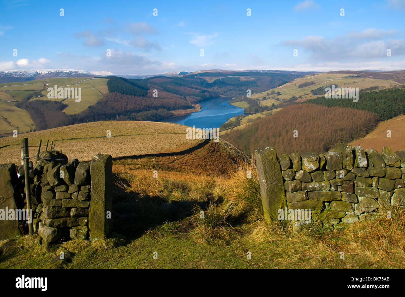 Kinder Scout und Ladybower Vorratsbehälter von Derwent Rand, Derwent Moors, Peak District in Derbyshire, England, UK Stockfoto