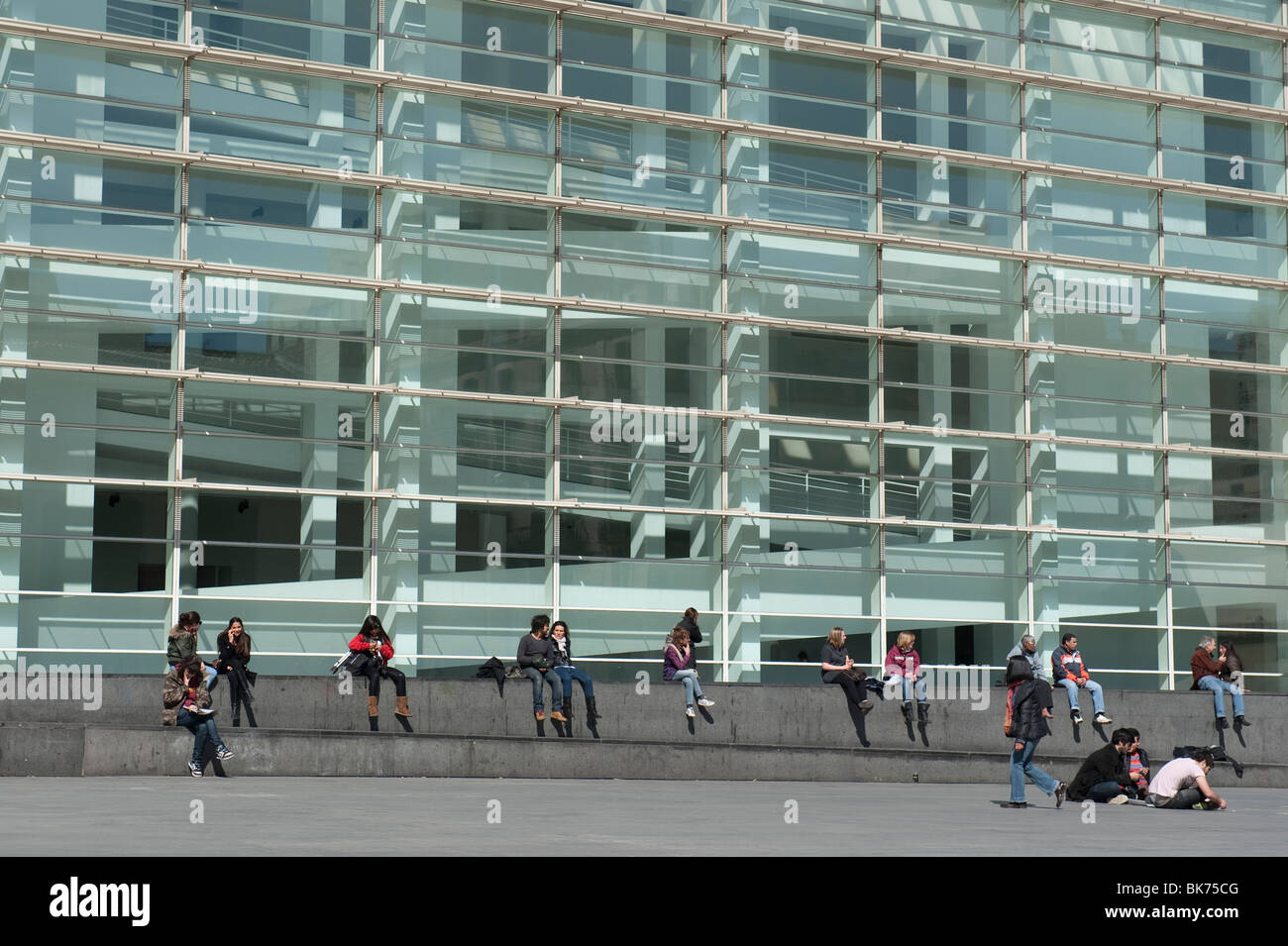 Menschen sitzen vor dem MACBA-Museum von Barcelona, Spanien Stockfoto