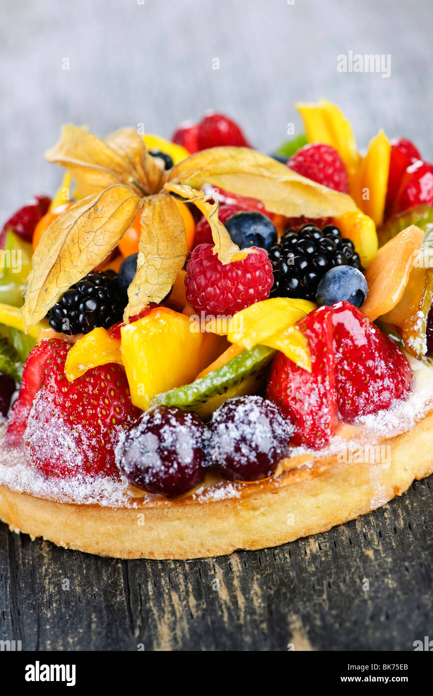 Frisches Dessert Obst Torte in verschiedene tropische Früchte abgedeckt Stockfoto
