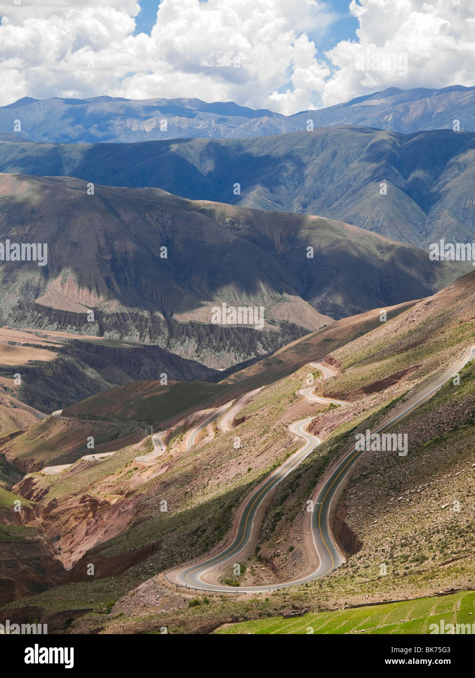 Kurvenreiche Straße in einem abgelegenen Bergregionen Ort. Stockfoto