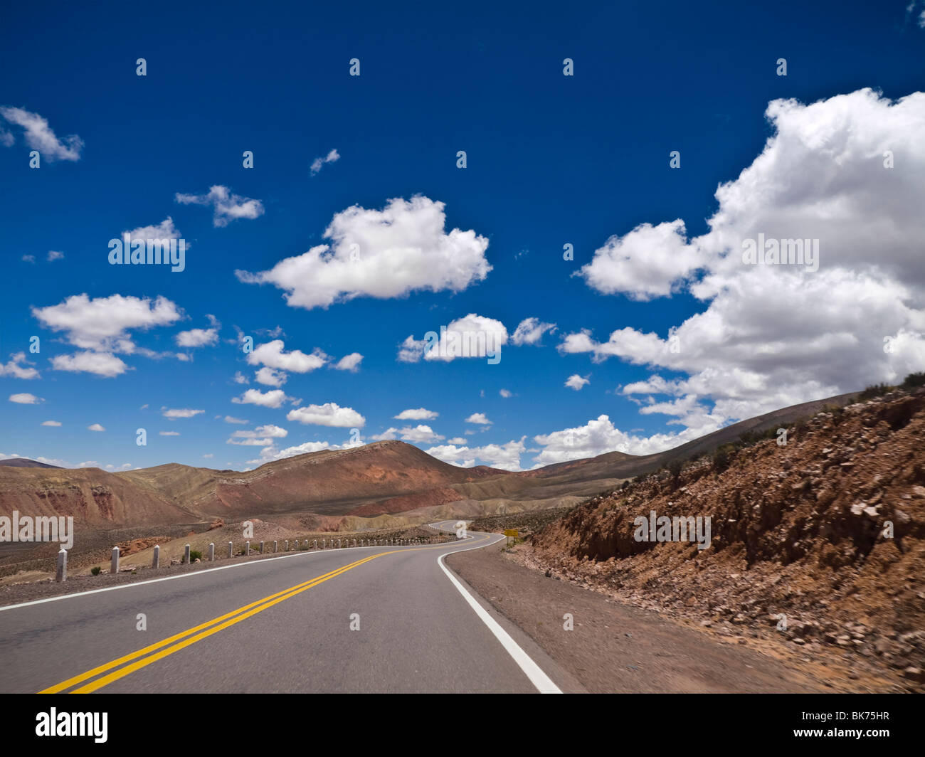 Eine kurvenreiche Straße voraus. Klein-Bewegungsunschärfe. Stockfoto