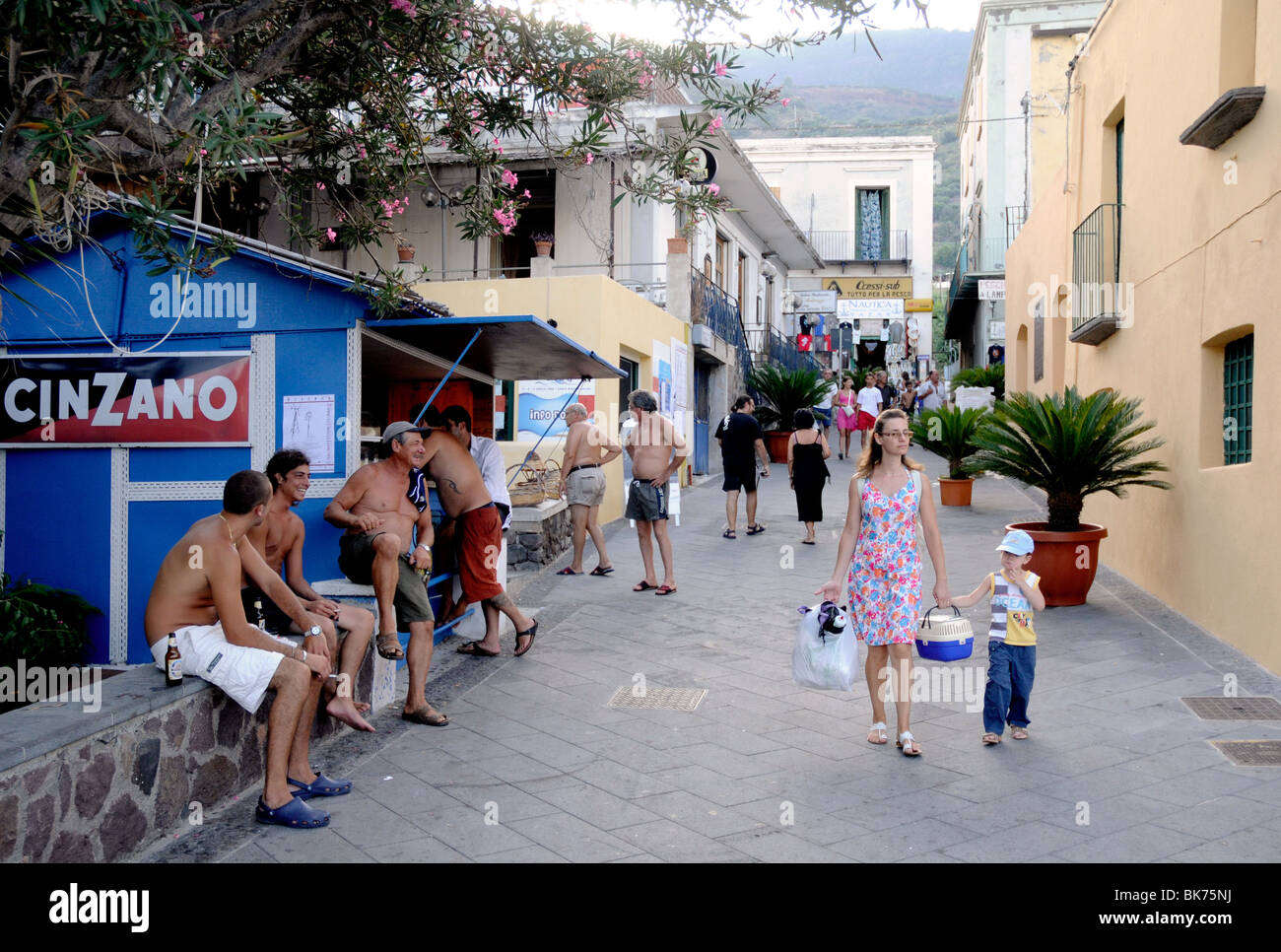 Italienische Touristen und Einheimische versammelten sich in der Nähe des Hauptplatzes der Hafenstadt Santa Marina, auf der Insel Salina, Äolischen Inseln, Sizilien, Italien. Stockfoto