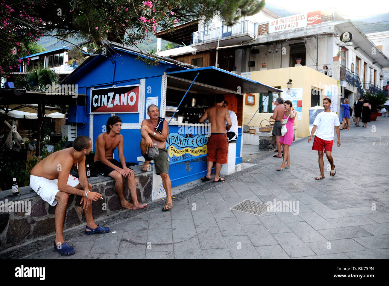 Italienische Touristen und Einheimische versammelten sich in der Nähe des Hauptplatzes der Hafenstadt Santa Marina, auf der Insel Salina, Äolischen Inseln, Sizilien, Italien. Stockfoto