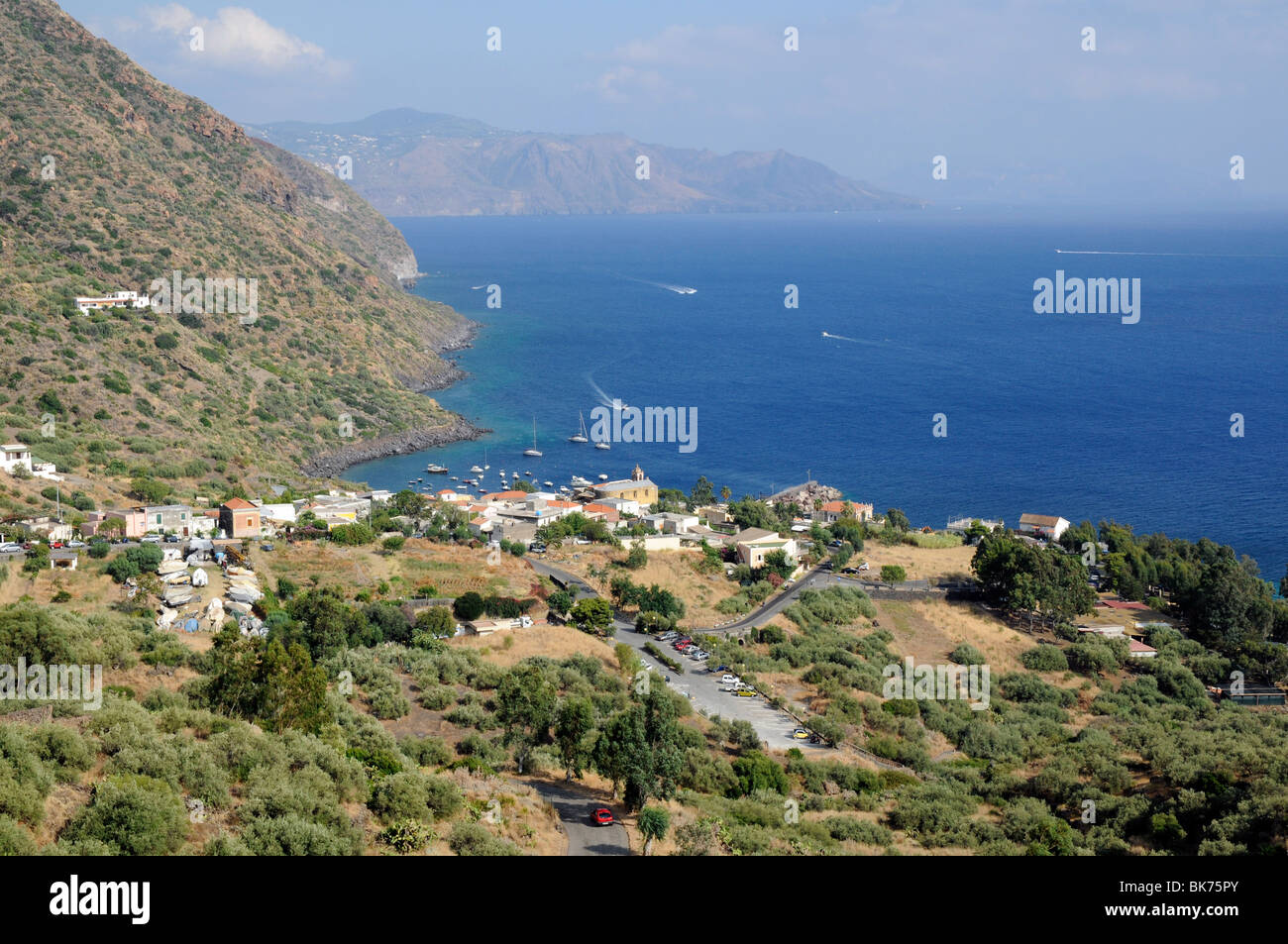 Das Küstendorf Rinella auf der Insel Salina (mit der Insel Lipari im Hintergrund), Äolischen Inseln, Sizilien, Italien. Stockfoto