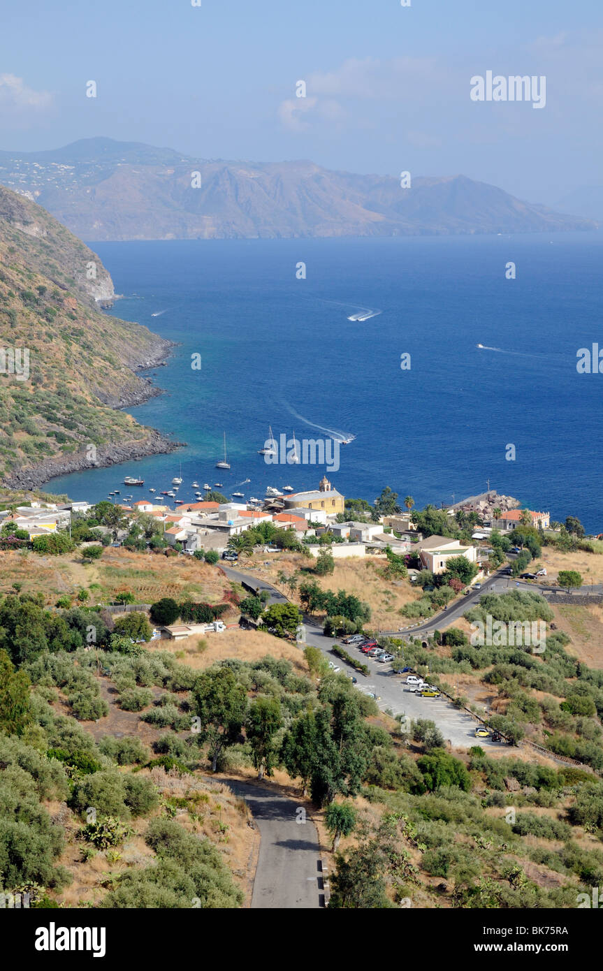 Das Küstendorf Rinella auf der Insel Salina (mit der Insel Lipari im Hintergrund), Äolische Inseln, Sizilien, Italien Stockfoto