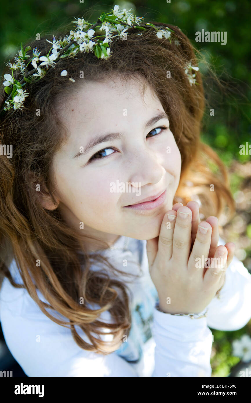 Hübsches kleines Mädchen Hand in Hand im Gebet Stockfoto