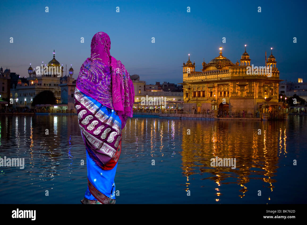Frau im Sari vor dem goldenen Tempel, Amritsar, Punjab, Indien Stockfoto