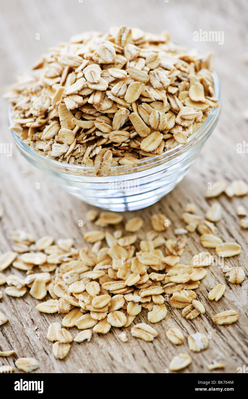Nahrhafte Haferflocken gehäuft in eine Glasschüssel Stockfoto