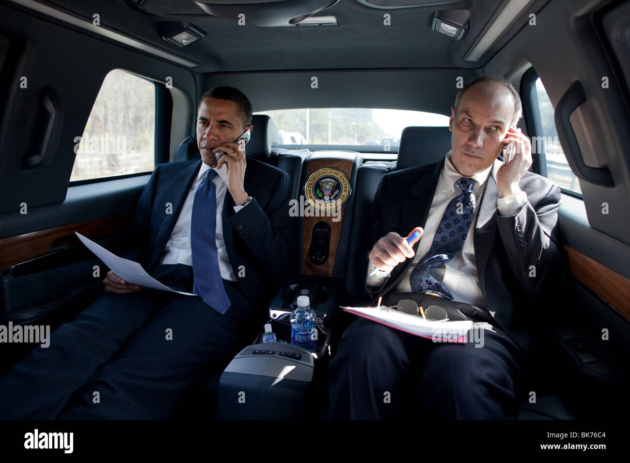 Präsident Barack Obama spricht am Telefon in seiner Limousine Stockfoto