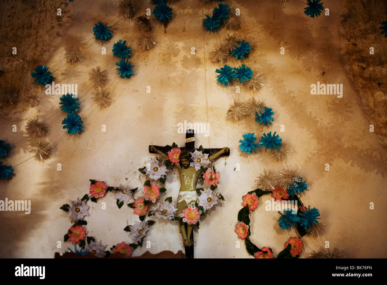 Eine Skulptur von Jesus Christus hängt in der Kapelle der Tlayacapan, Mexiko, 5. Februar 2008. Foto/Chico Sanchez Stockfoto
