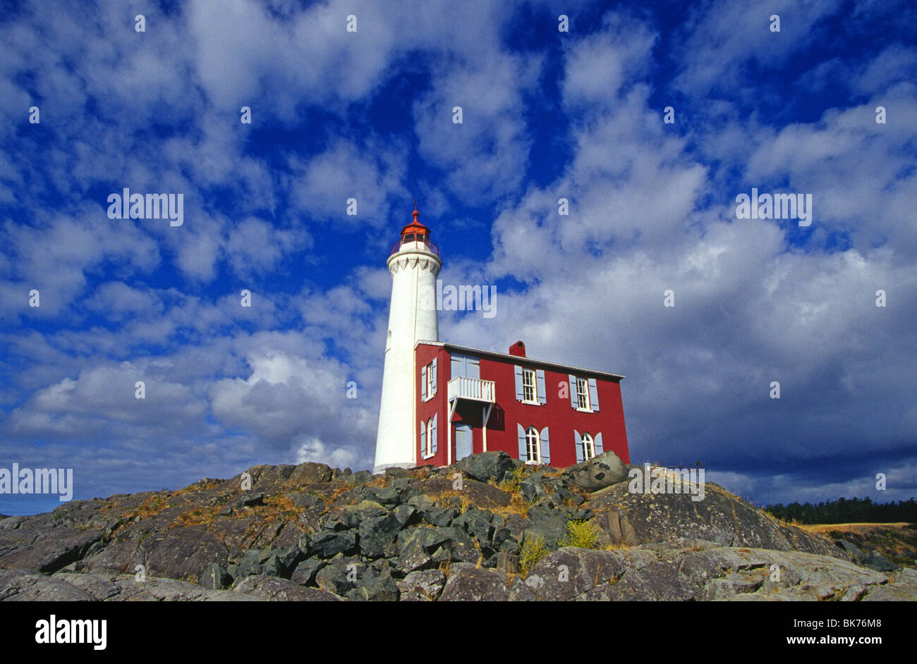 Ein Blick auf den historischen Fisgard Leuchtturm am Fort Rodd Hill auf der Straße von Juan de Fuca in Victoria, British Columbia, Kanada Stockfoto