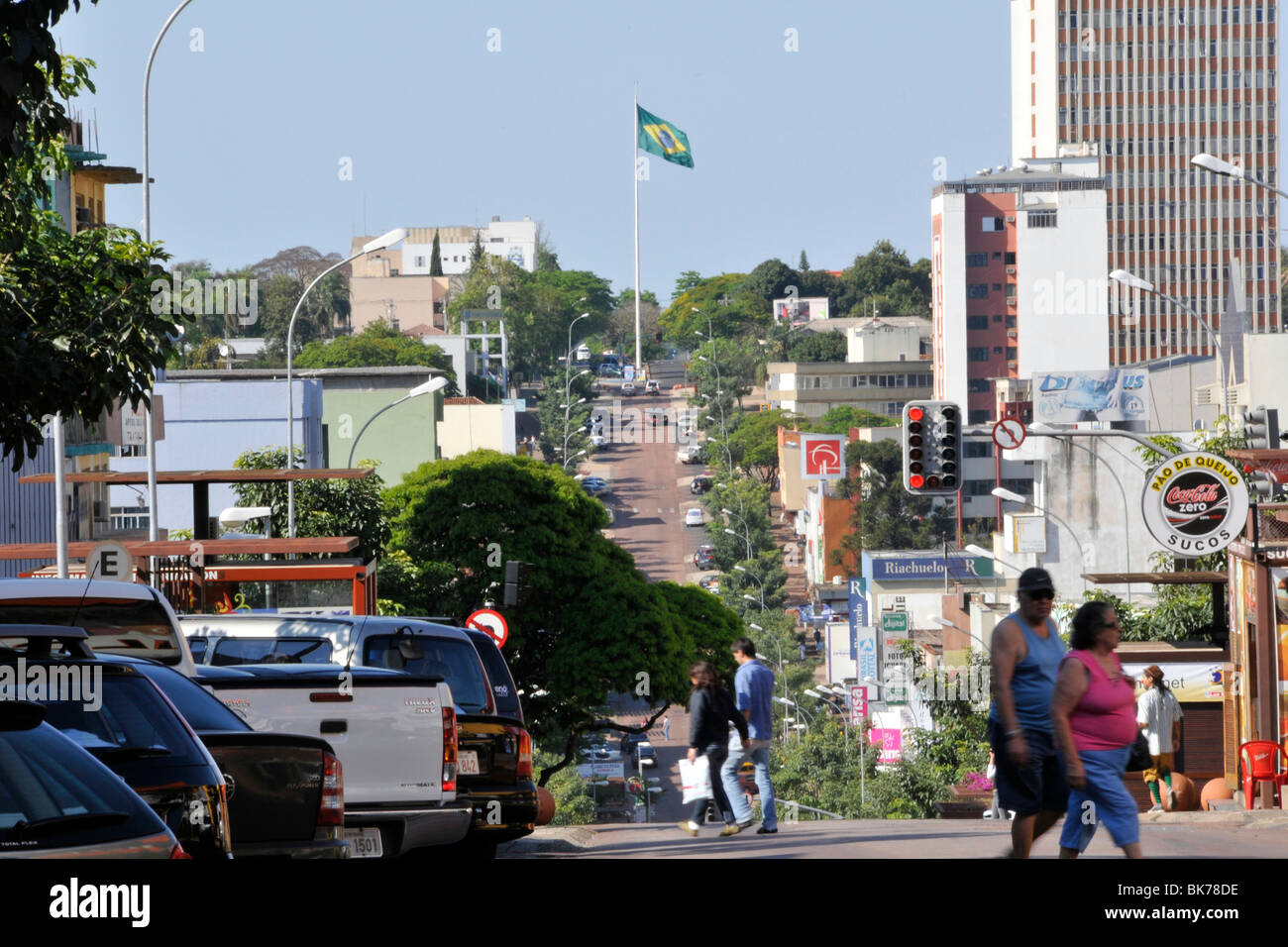 Main Street und brasilianische Flagge, Foz do Iguaçu, Parana, Brasilien Stockfoto