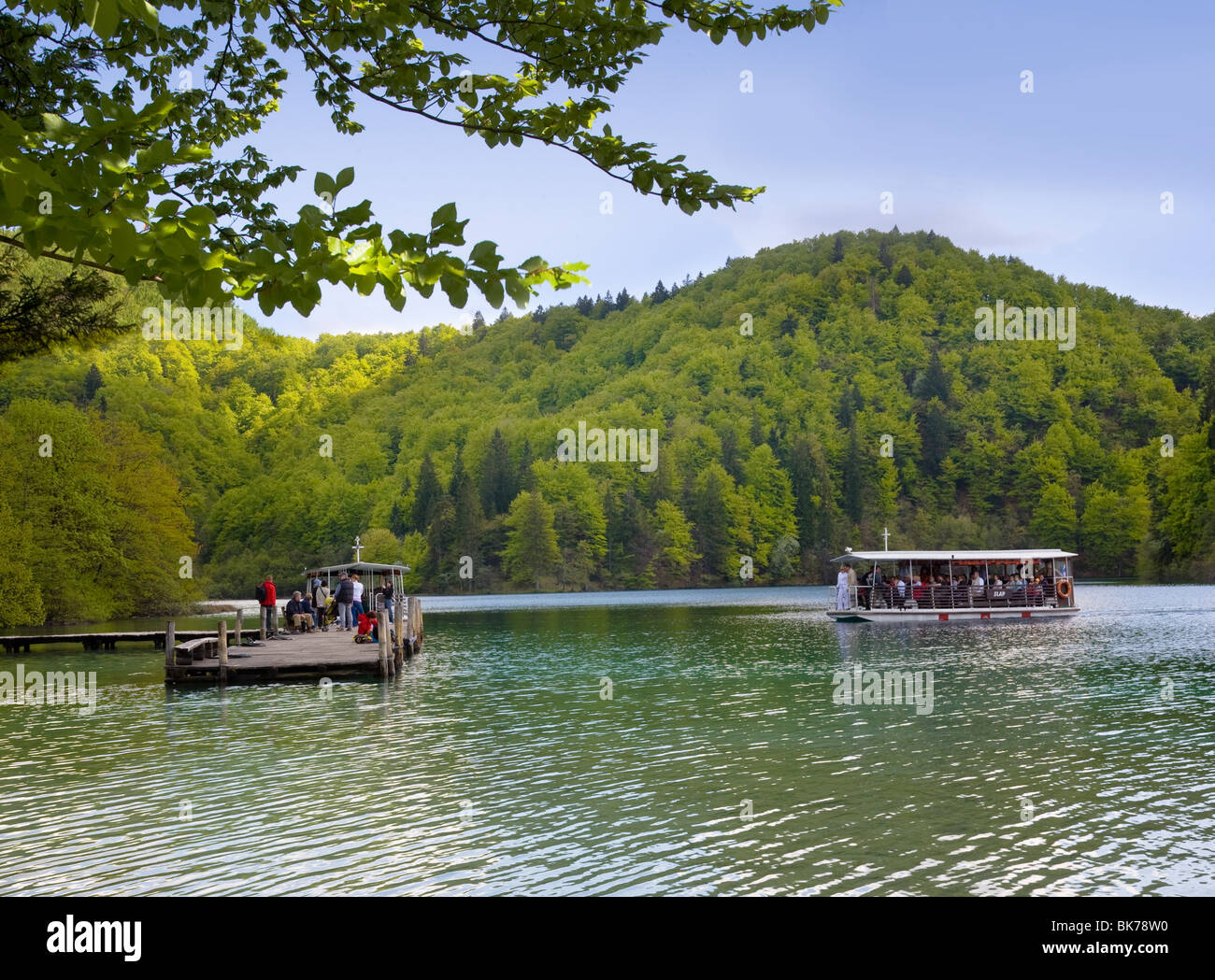 Ein Touristenboot in der Nähe von einem Kai am Lozjak See in Nationalpark Plitvicer Seen, Kroatien. Stockfoto