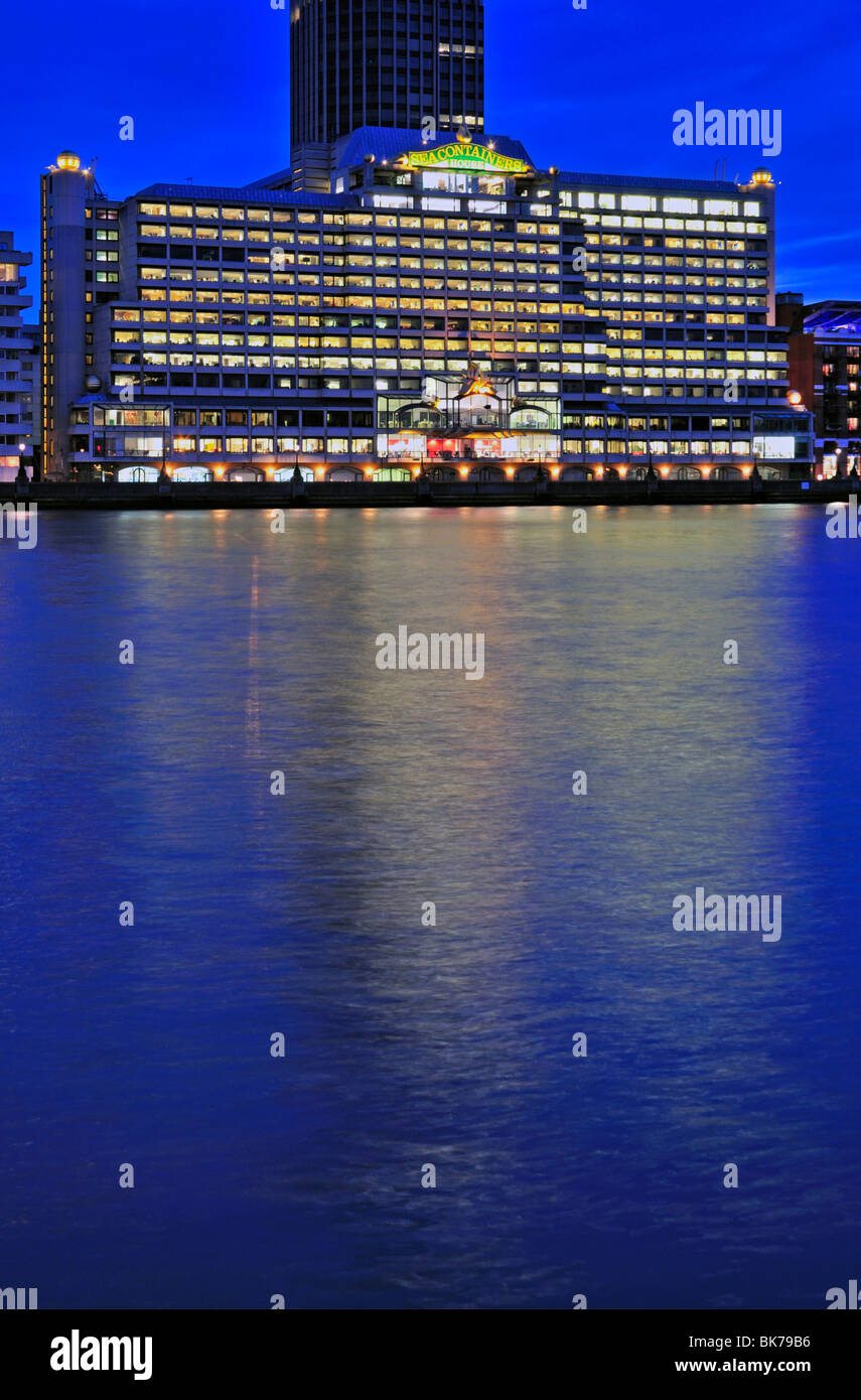 Nacht von Seecontainern Haus auf der South Bank, London, Vereinigtes Königreich Stockfoto