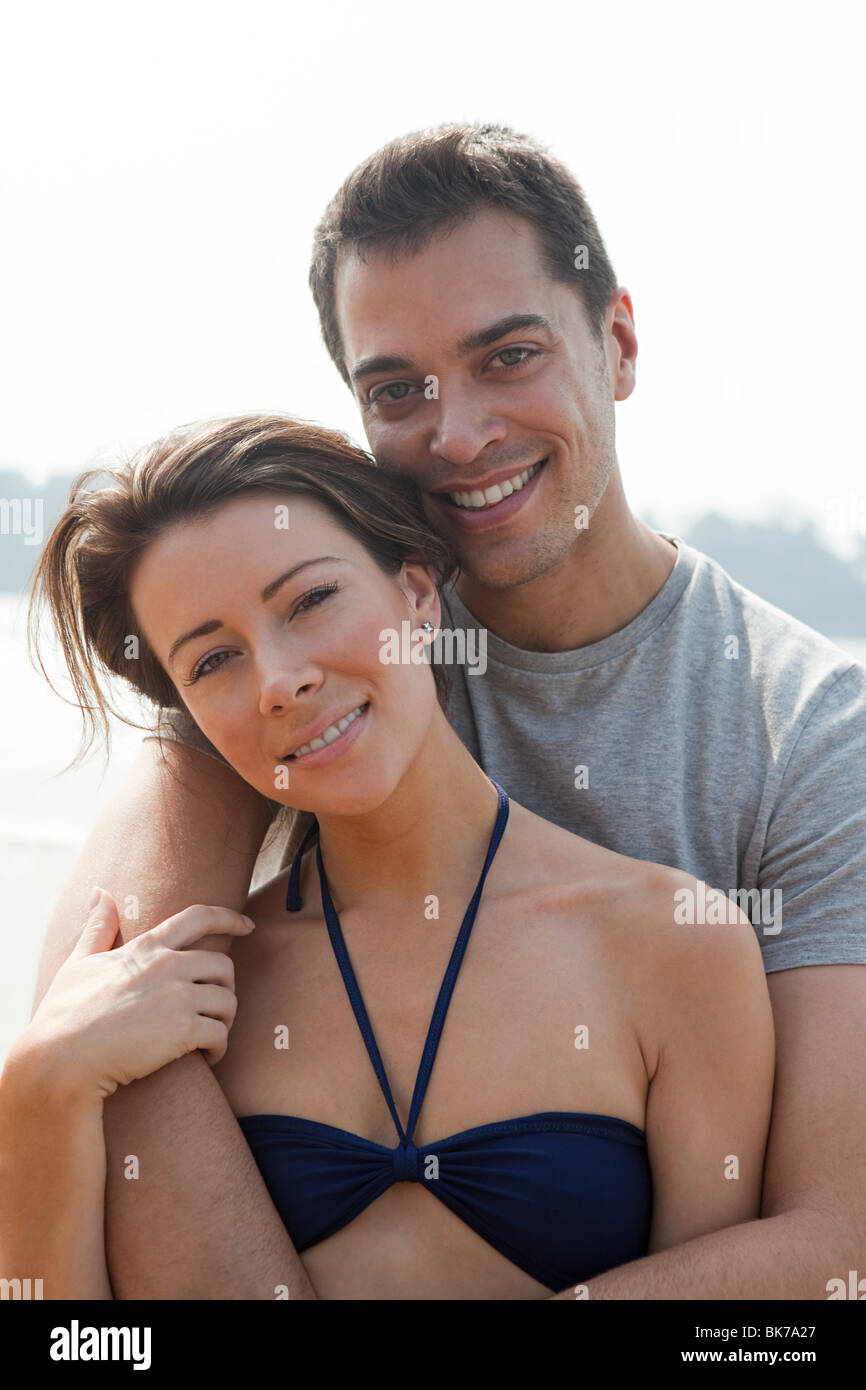 Glückliches Paar am Meer Stockfoto