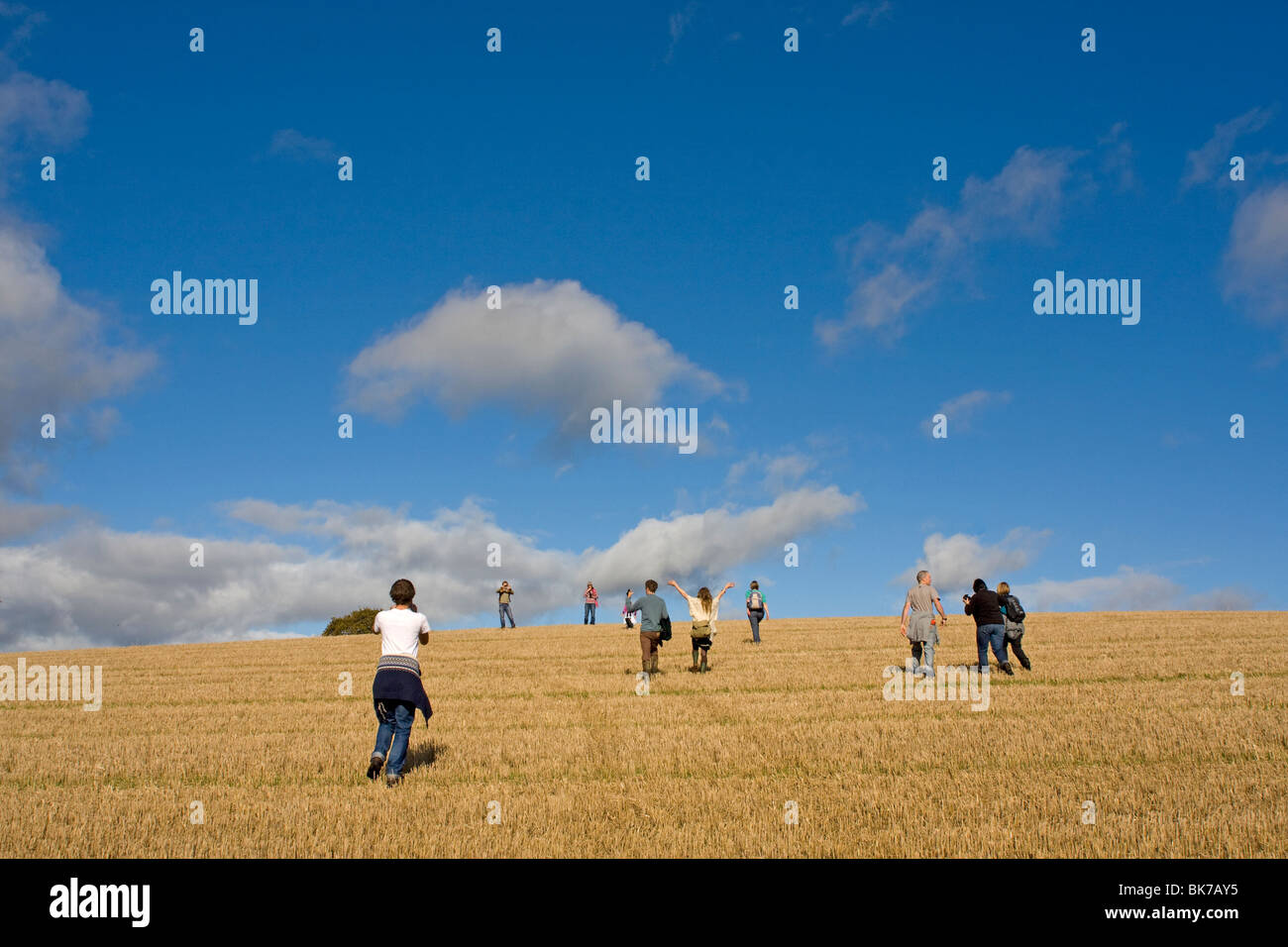 Gruppe auf Land Spaziergang über Feld-Hof Stockfoto