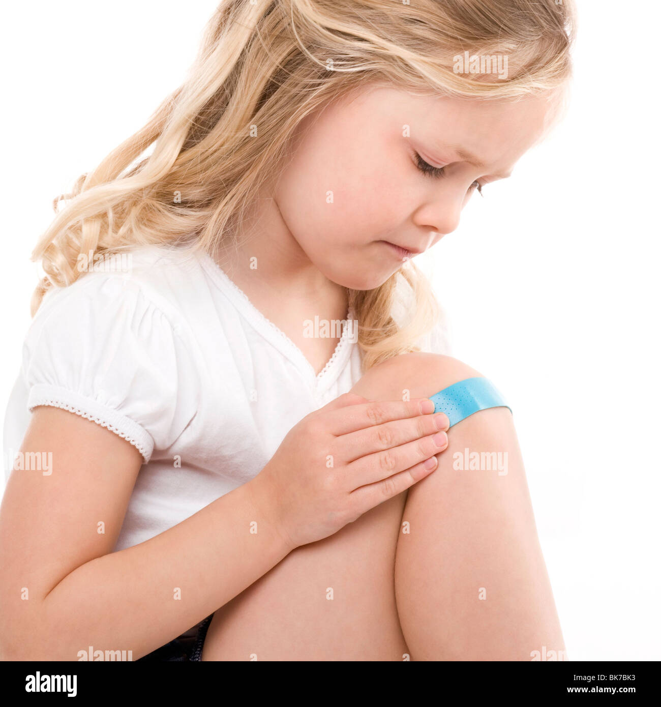Pflaster auf ein Mädchen Knie Stockfoto