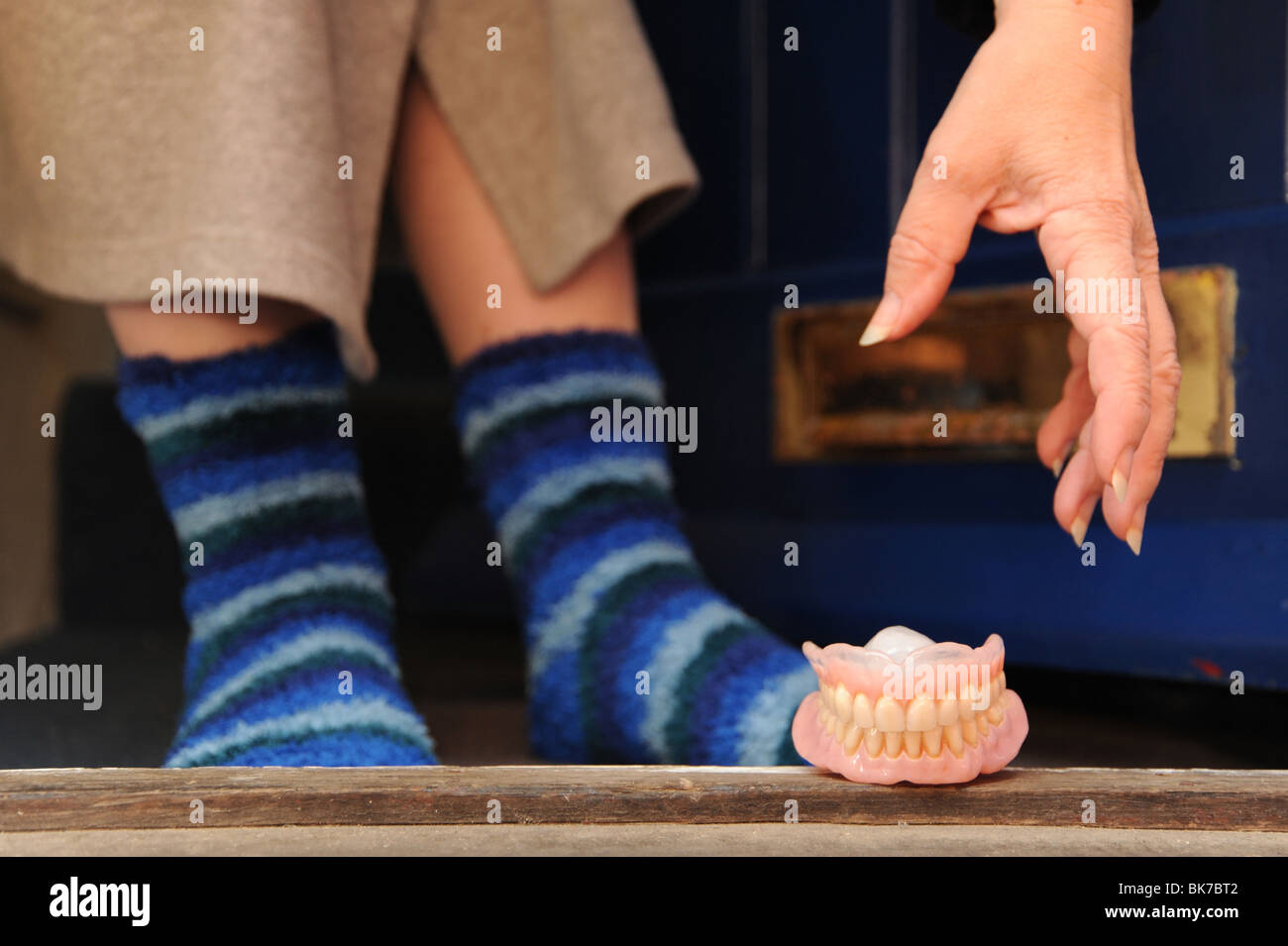 Hand stützte sich auf Abholung Zahnersatz Stockfoto