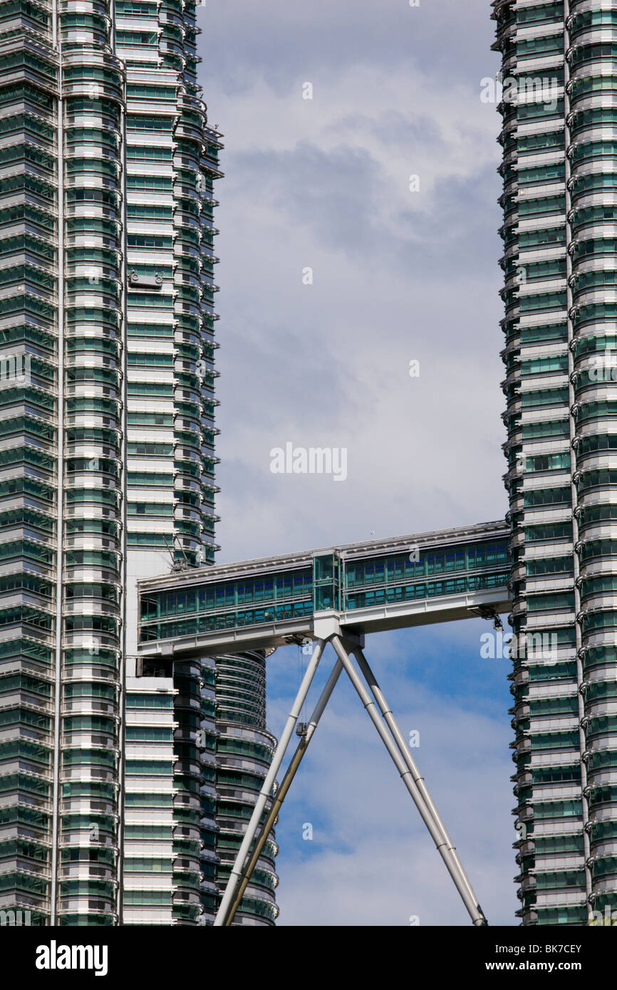 170 m bis zwischen die 452 Meter hohen Petronas Towers eine Skybridge für Besucher geöffnet verbindet das Gebäude Stockfoto