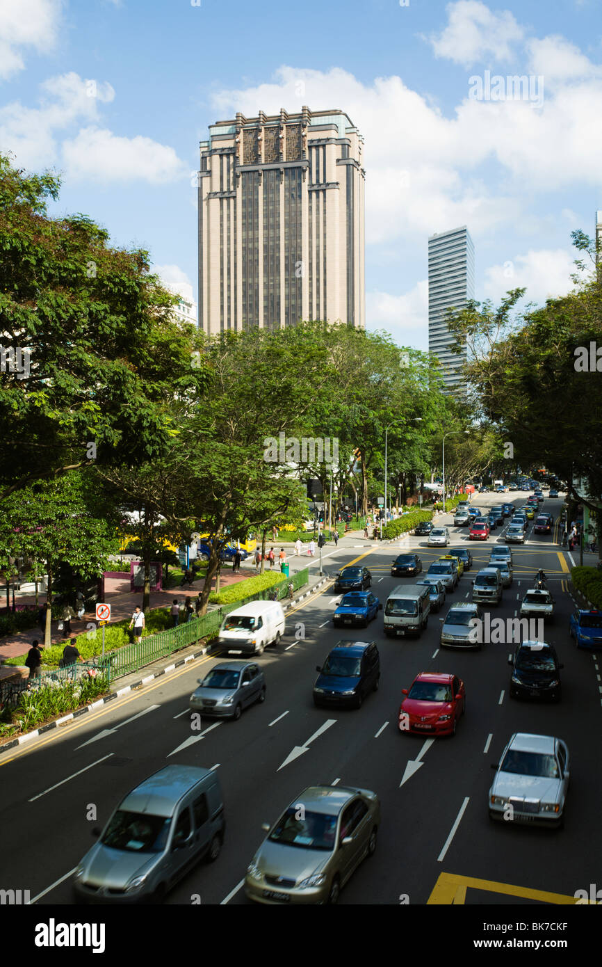 Verkehr und Hochhäuser an der North Bridge Road in Singapur Stockfoto