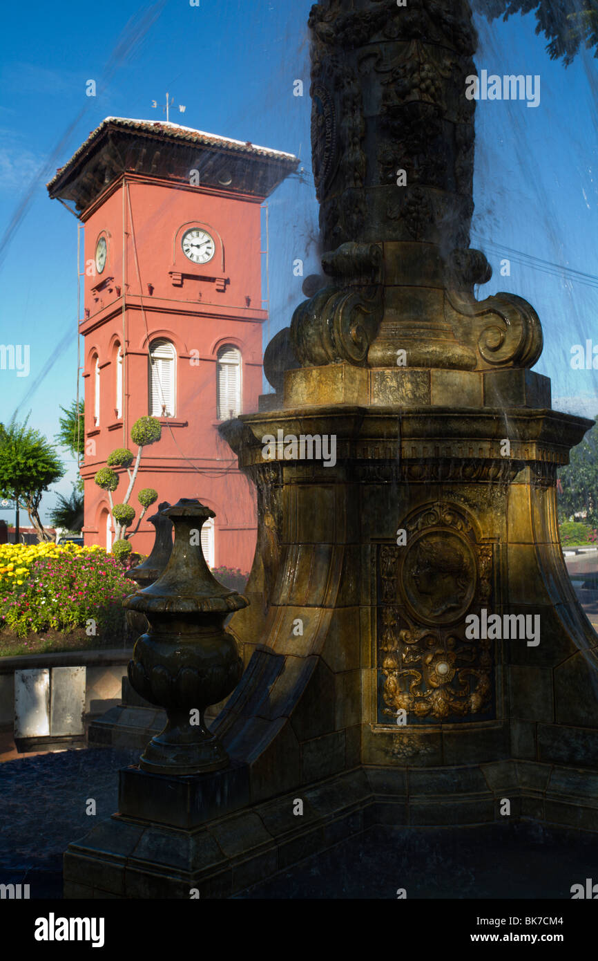 Alte holländische Clocktower und Memorial Säule errichtet 1904 nach Königin Victoria Regina in Melaka, Malaysia Stockfoto