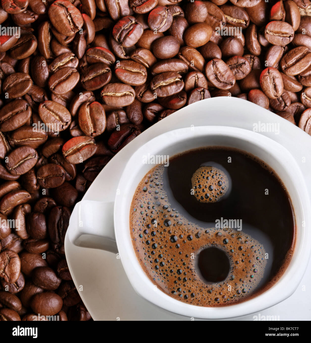 Schaum in eine Tasse Kaffee als Symbol des Yin yang Stockfoto