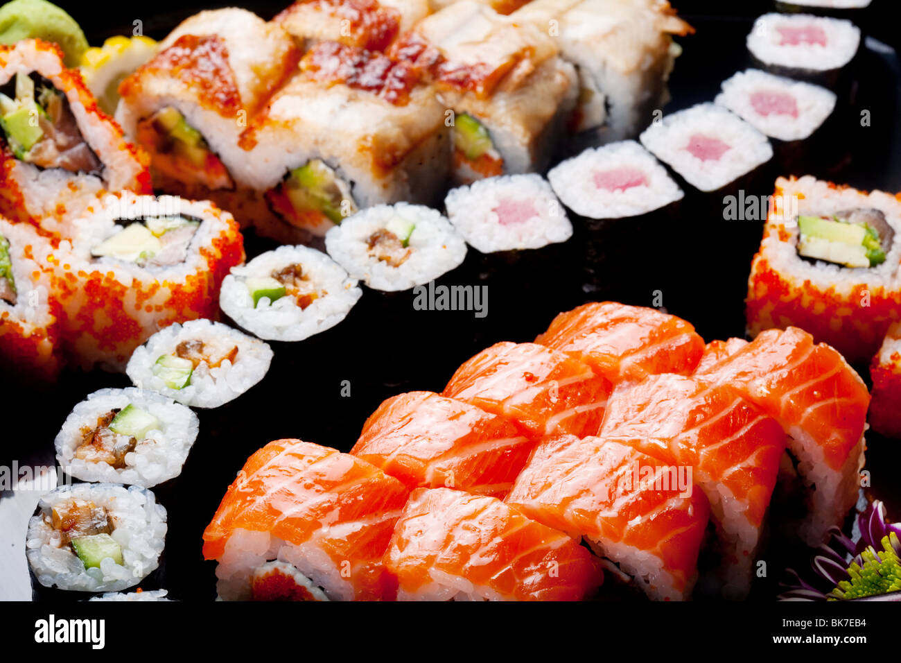Japanische Sushi-Rollen. Ansicht von oben. Stockfoto