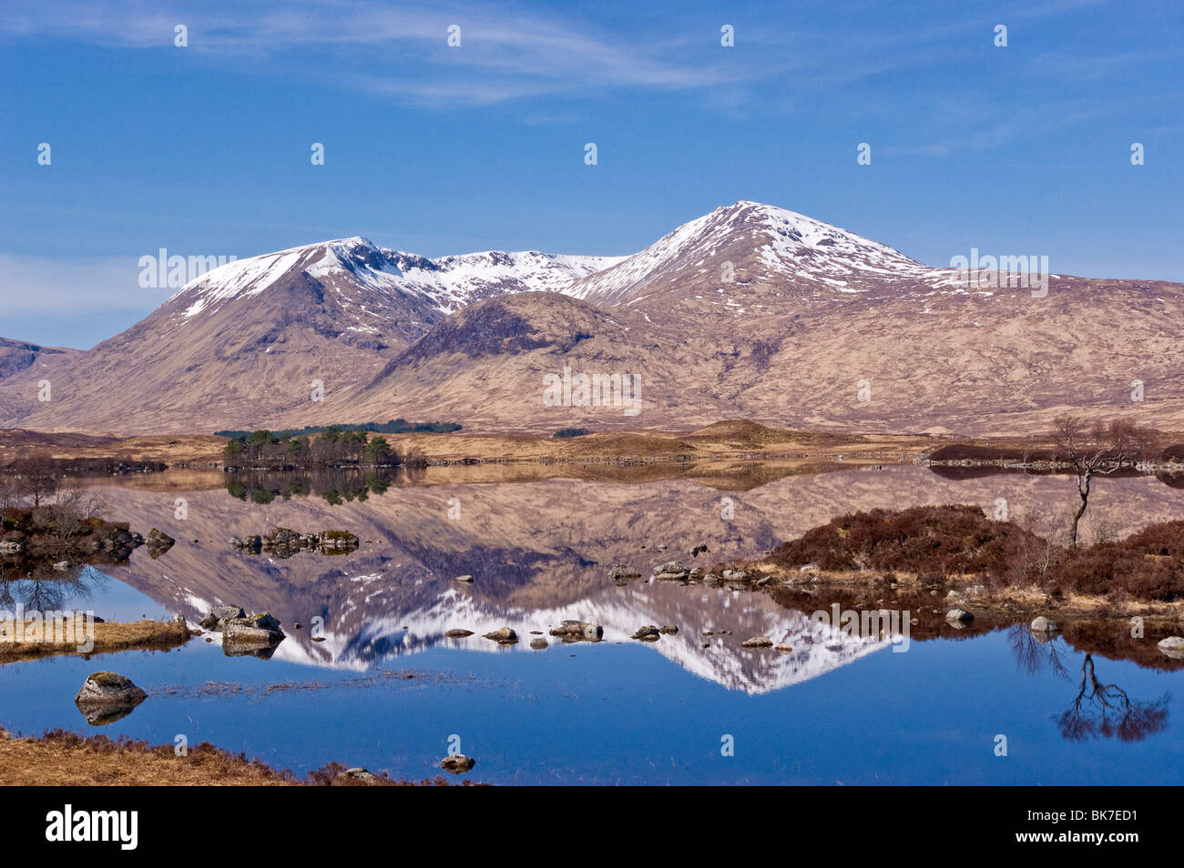 Der Schwarze Berg Rannoch Moor mit Clach Leathad links und rechts und eine meall Bhuiridh Lochhan na-Achlaise vorne im Hochland Schottlands Stockfoto