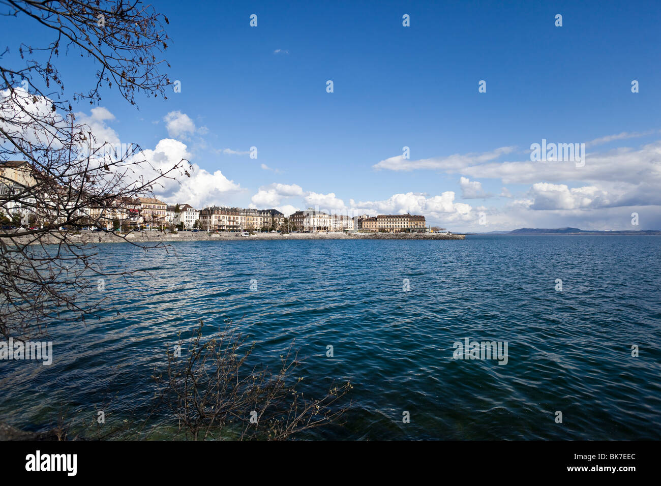 Blick auf die Bucht d'Evole mit Neuenburg Waterfront im Hintergrund; Neuchâtel Schweiz. Charles Lupica Stockfoto