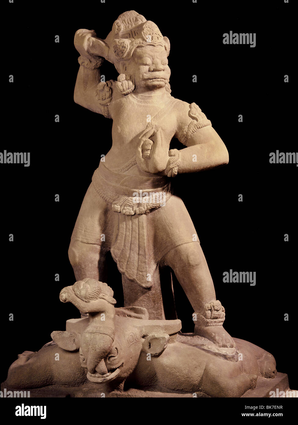 Dvarapala Stempel auf einem Büffel, Cham Art Dong Kämpfe Stil aus dem 9. und 10. Jahrhundert, Cham Museum, Danang, Vietnam Stockfoto