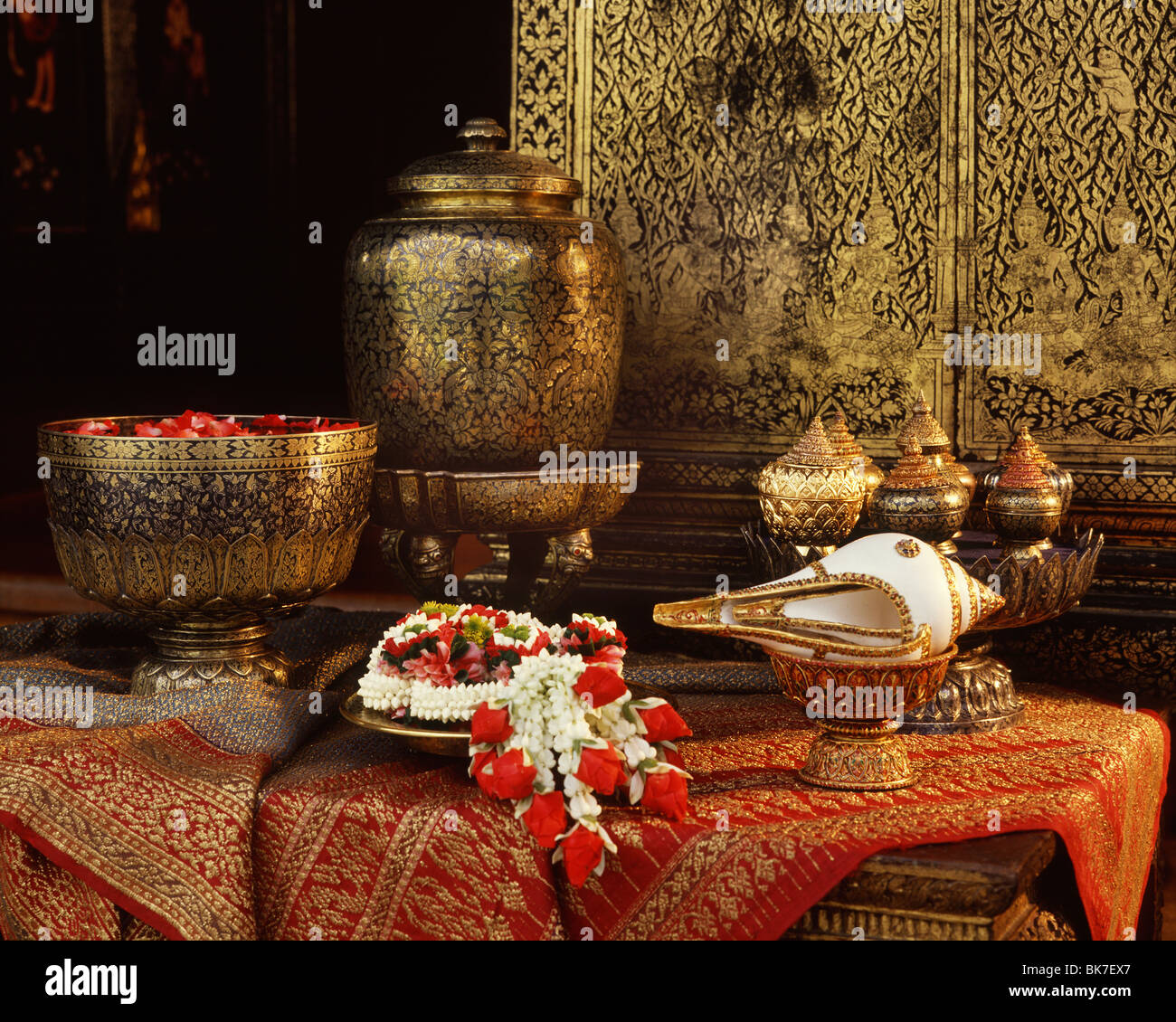 Gold Nielloware Schalen und abgedeckten Behältern, Thailand, Südostasien, Asien Stockfoto