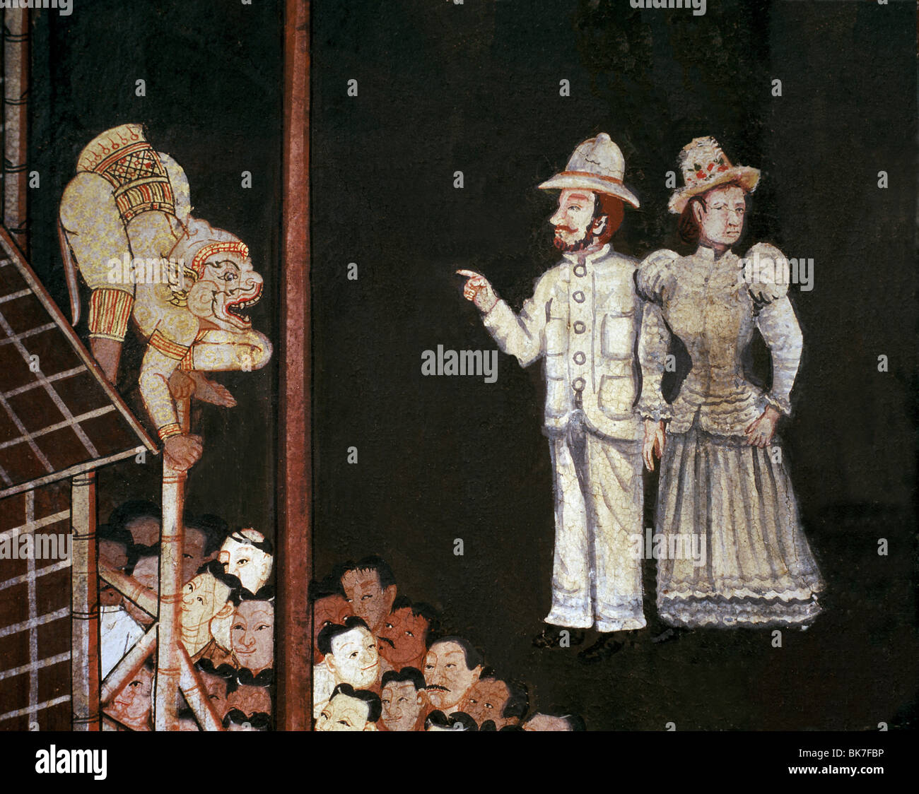 Anfang des 20. Jahrhunderts Wandbild zeigt Ausländer, betrachten eine Ramakien Show, Wat Benjamabopit, Bangkok, Thailand, Südostasien Stockfoto