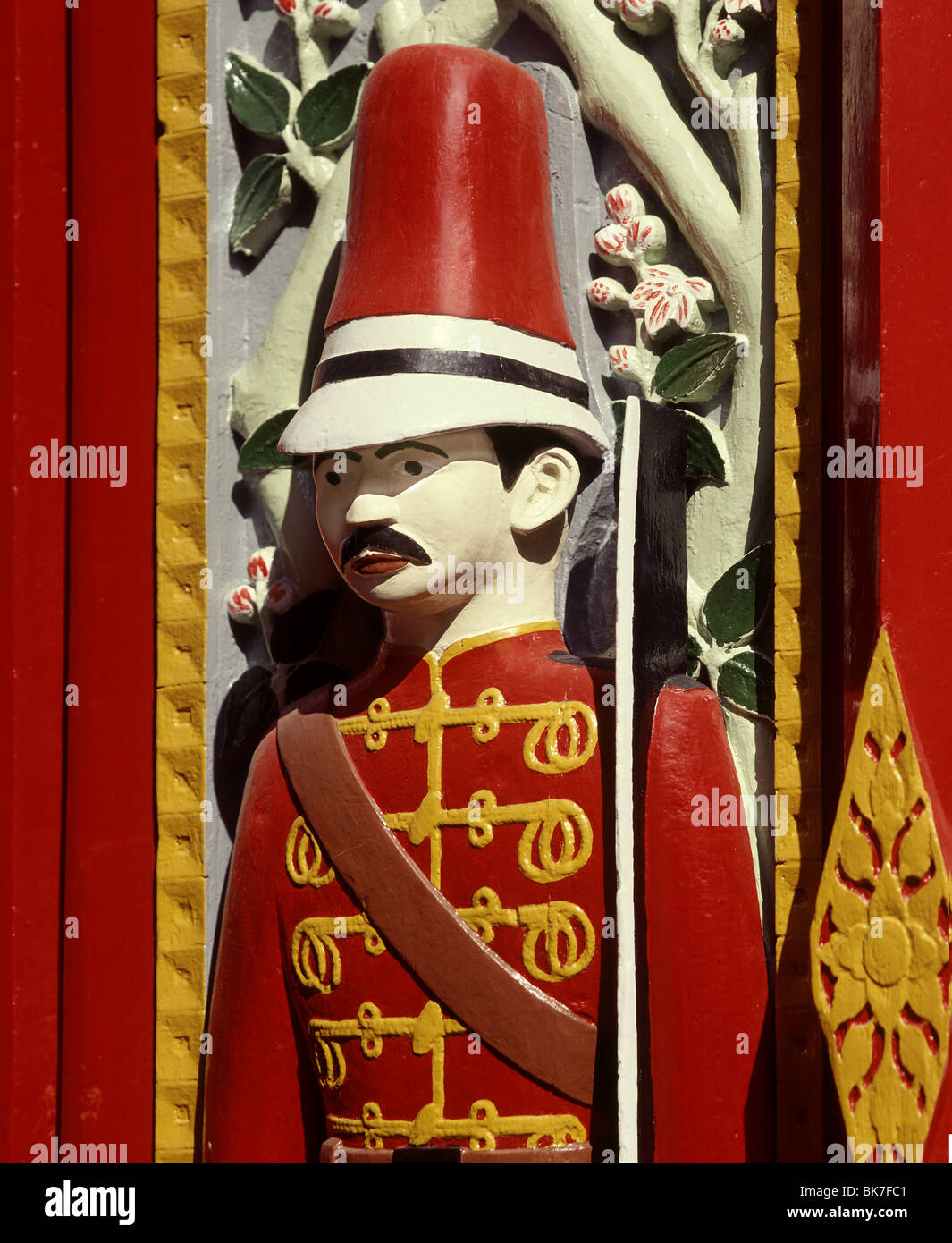 Abbildung eines Soldaten als Vormund auf eine Türverkleidung, Wat Rajabopitr, Bangkok, Thailand, Südostasien, Asien Stockfoto