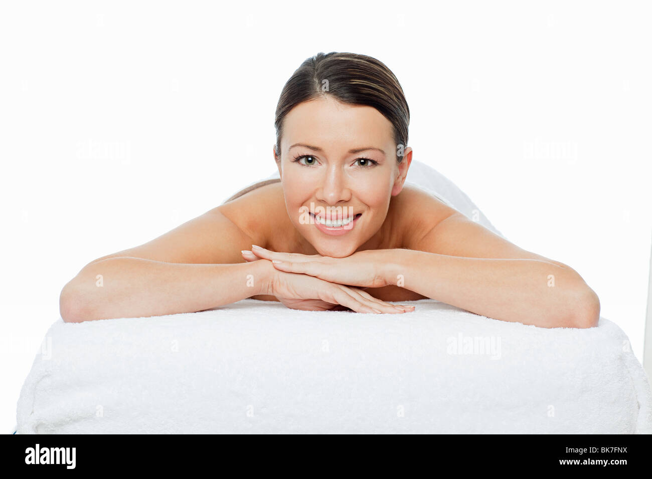 Junge Frau auf Massagetisch Stockfoto