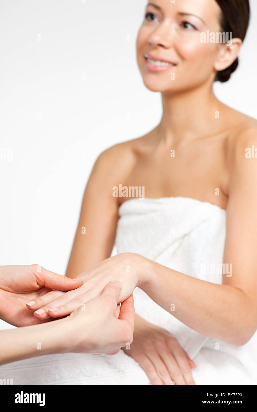 Frau mit Handmassage Stockfoto