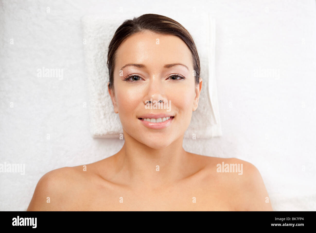 Junge Frau auf Massagetisch Stockfoto