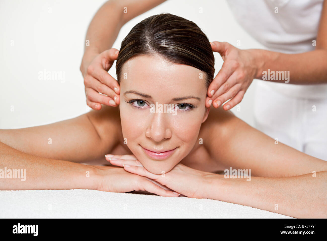 Frau mit Gesichtsmassage Stockfoto