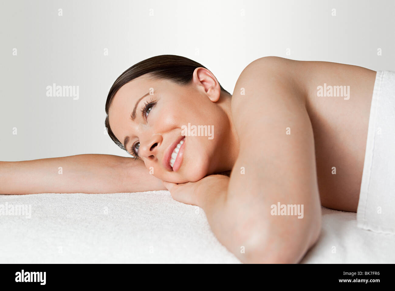 Junge Frau auf Massagetisch Stockfoto