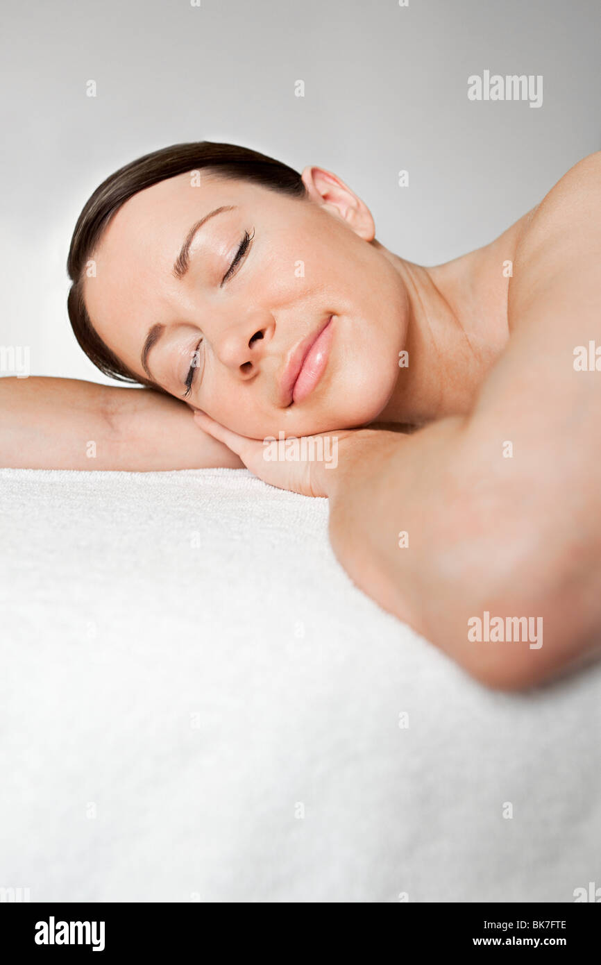 Junge Frau auf Massagetisch Stockfoto